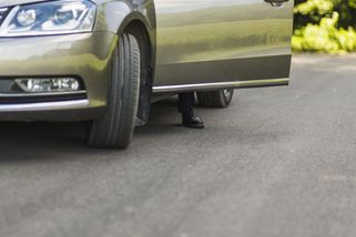 Soused pořád parkoval na naší cestě. Vyvěsili jsme tam velkou ceduli, která ho ponížila a máme klid - Médium.cz